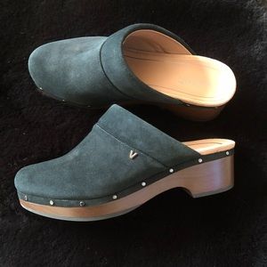 VIONIC CLOGS